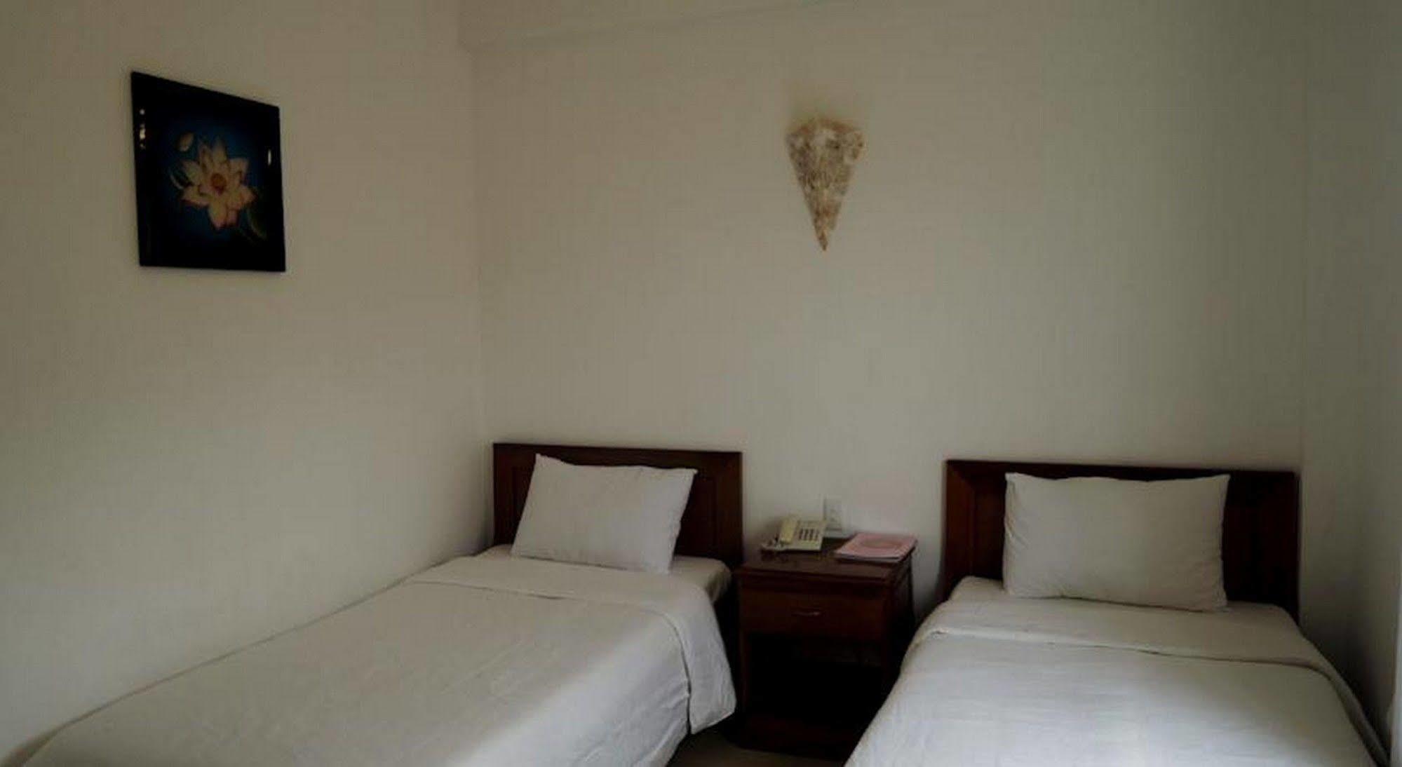 Golden Lotus Hotel Hue Exterior photo