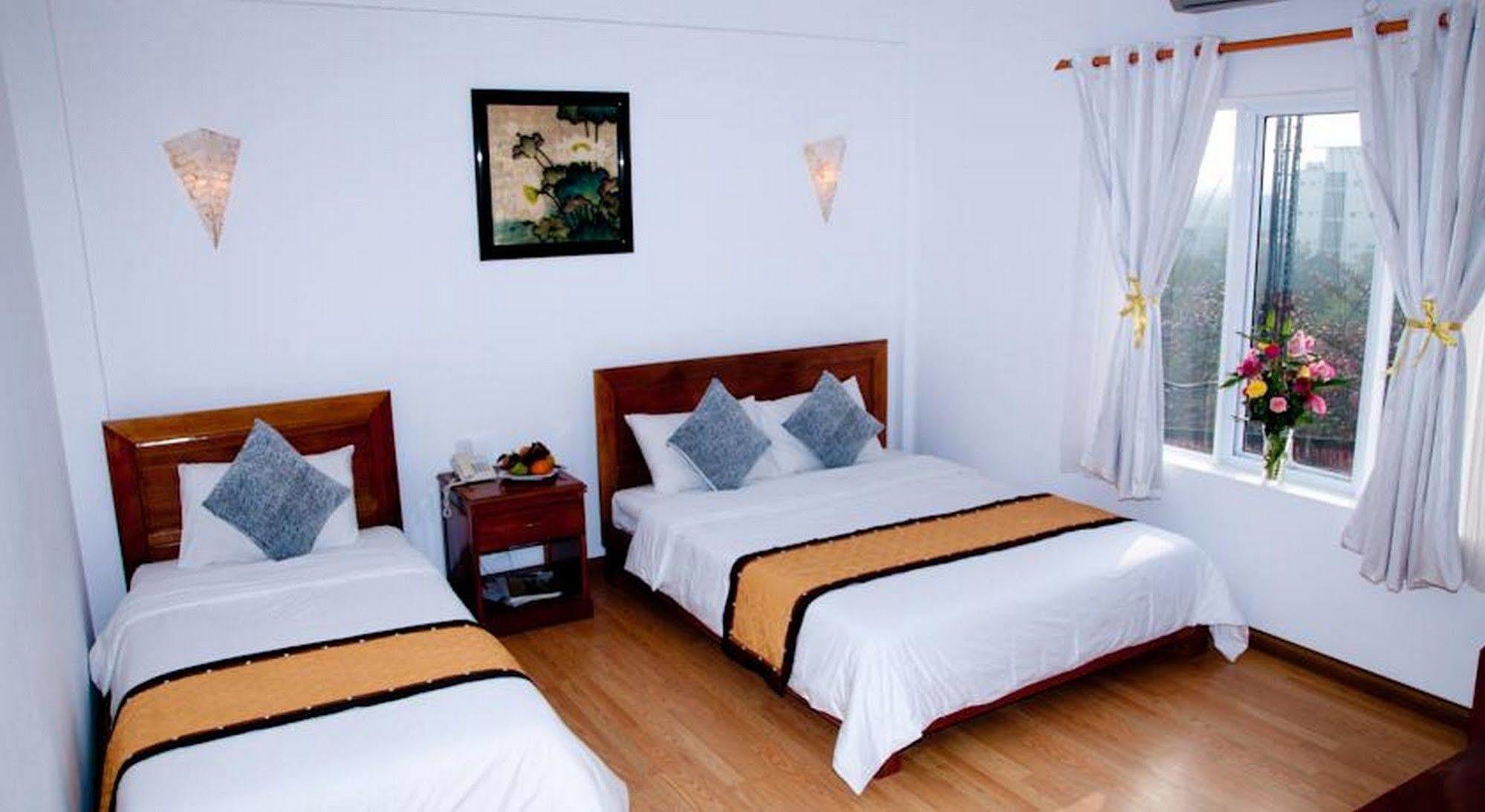 Golden Lotus Hotel Hue Exterior photo