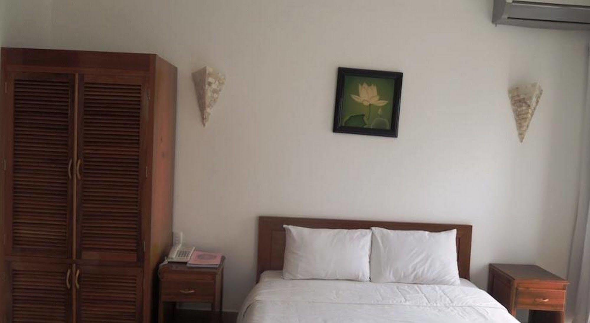 Golden Lotus Hotel Hue Exterior photo